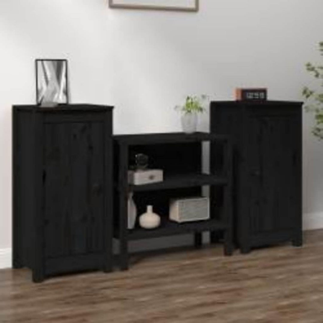 Schwarz und Naturbraun bestimmt die Farbgebung von dem Sideboard