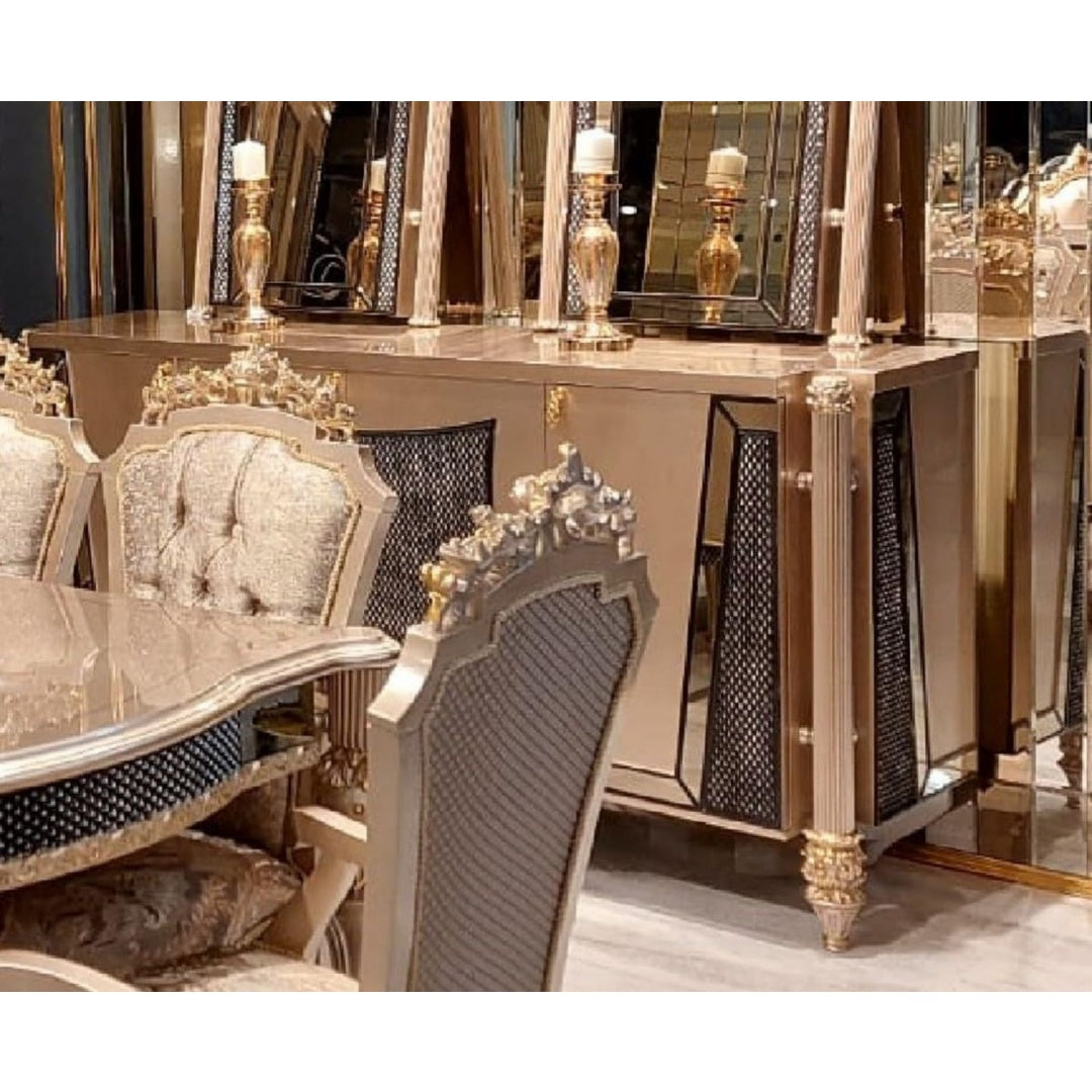 Ein Spiegel trifft auf 4 Tueren an dem Sideboard
