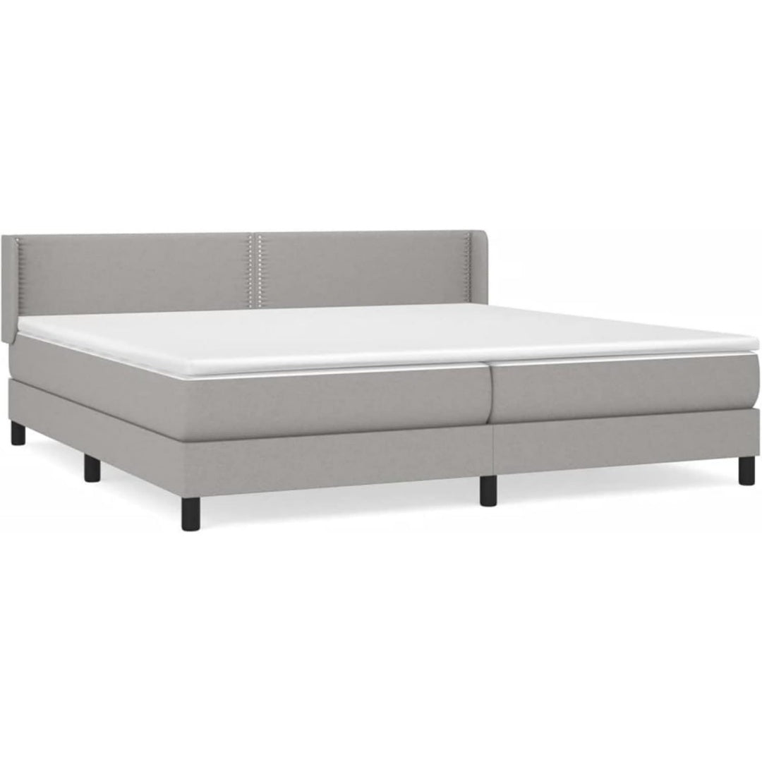 Boxspringbett aus Stoff zeigt einen Lattenrost