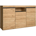Ein Spiegel praegt das Sideboard