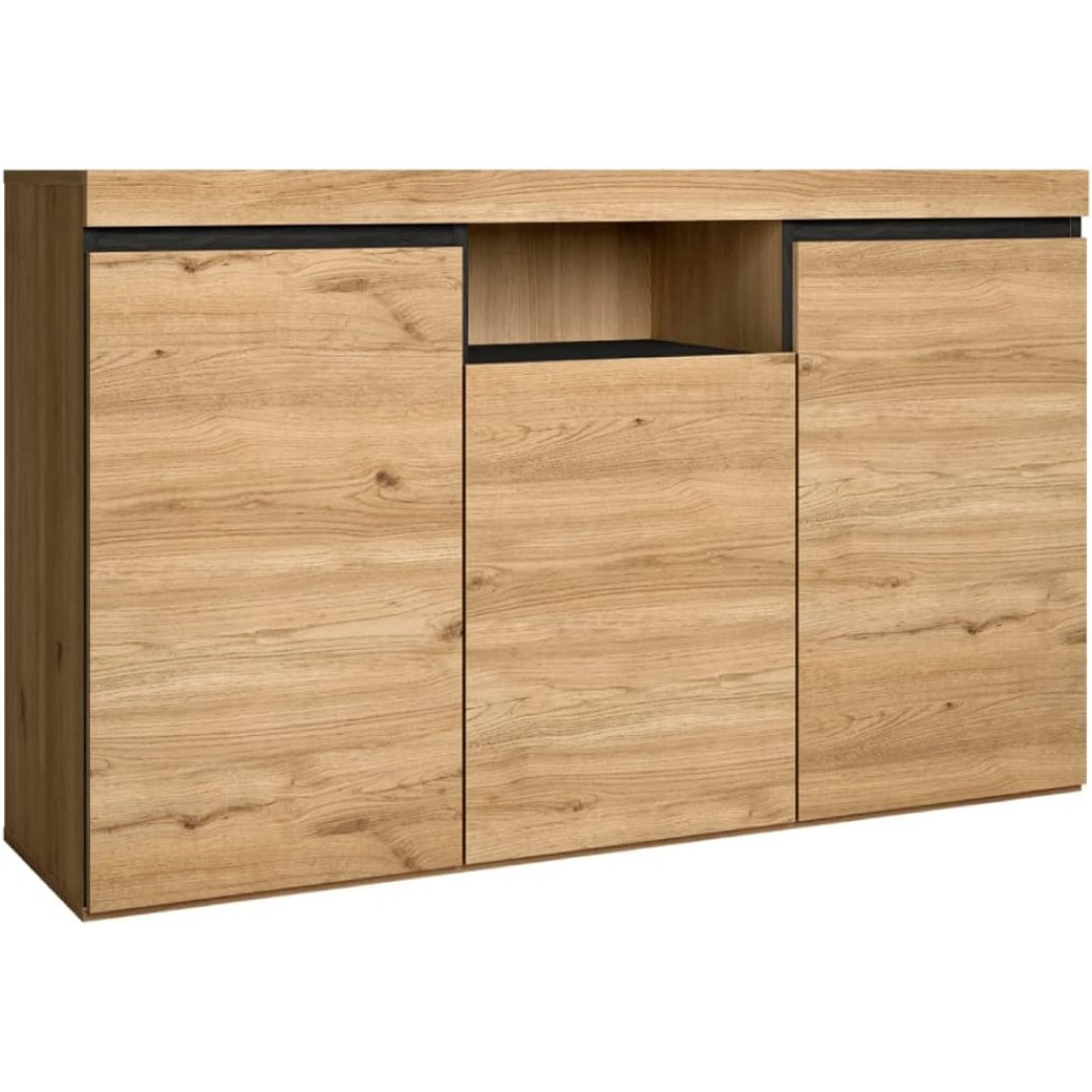 Ein Spiegel praegt das Sideboard