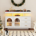 Sideboard mit offenen Ablagen und glaenzenden Oberflaechen
