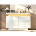 Glaenzende Oberflaechen und sanft schliessende Fronten an dem Sideboard