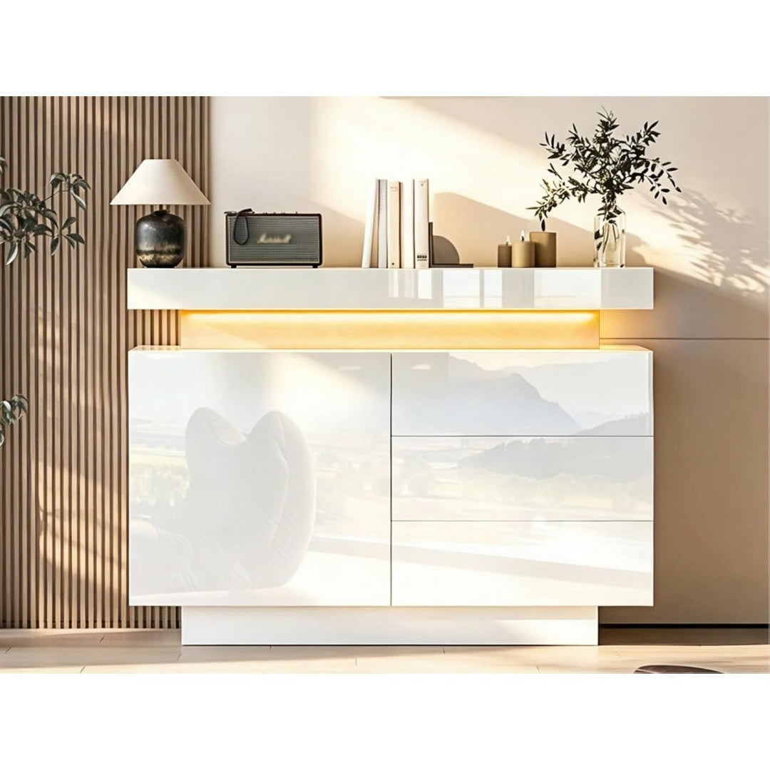 Glaenzende Oberflaechen und sanft schliessende Fronten an dem Sideboard