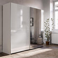Kleiderschrank mit geschlossenem Stauraum, glaenzenden Oberflaechen und matten Oberflaechen