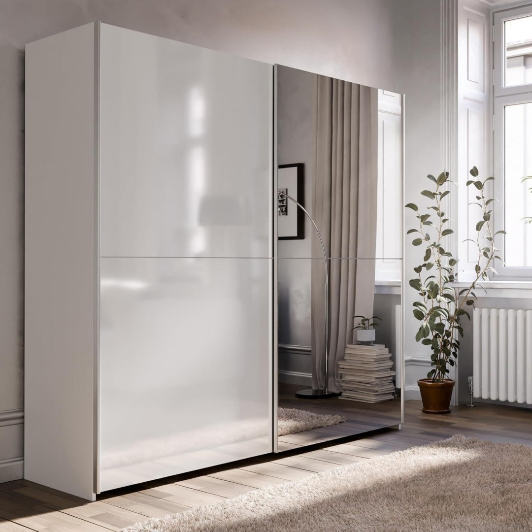 Kleiderschrank mit geschlossenem Stauraum, glaenzenden Oberflaechen und matten Oberflaechen