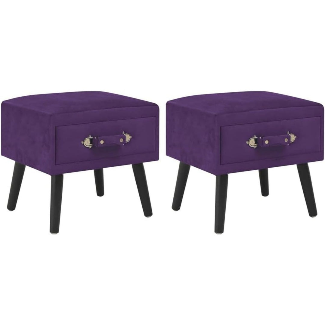 Violett gibt dem Nachttisch einen farblichen Akzent