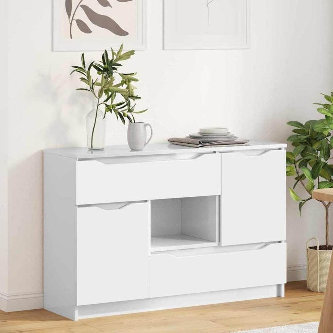 2 Tueren treffen auf glaenzende Oberflaechen an dem Sideboard