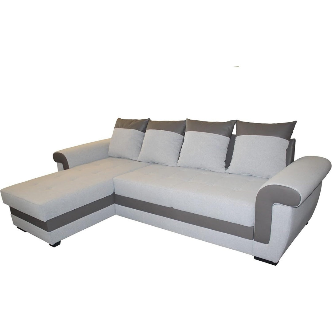 Eine Schlaffunktion praegt das Sofa aus Kunstleder